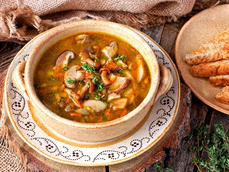Гъбена чорба / супа с три вида гъби - печурки, манатарки и кладница, масло и чесън - снимка на рецептата